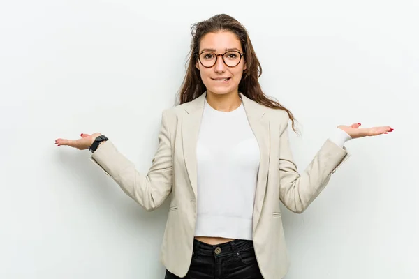 Jovem Mulher Negócios Europeia Confusa Duvidosa Encolhendo Ombros Para Segurar — Fotografia de Stock