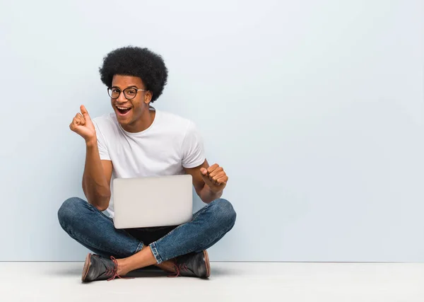 Jonge Zwarte Man Zitten Vloer Met Een Laptop Dansen Plezier — Stockfoto