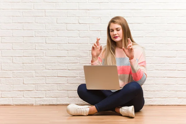 Joven Estudiante Rusa Sentada Cruzando Los Dedos Para Tener Suerte — Foto de Stock