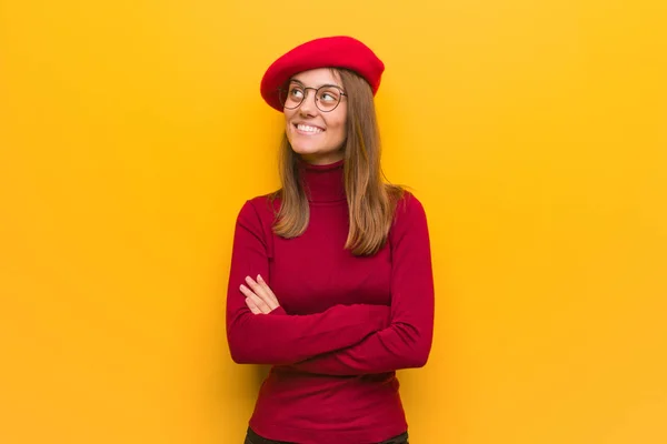 Joven Artista Francesa Sonriendo Confiada Cruzando Los Brazos Mirando Hacia —  Fotos de Stock