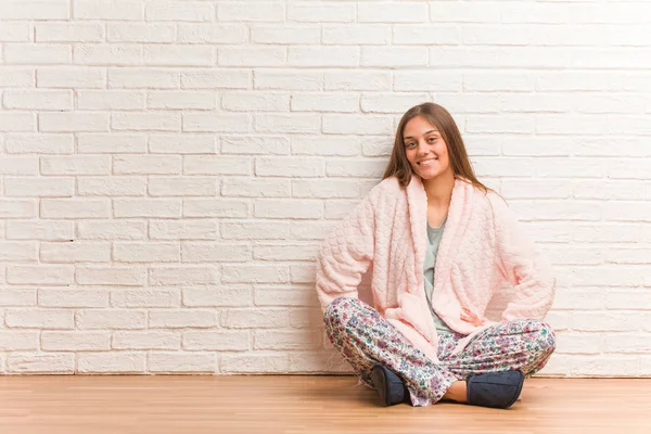 Jonge Vrouw Draagt Pyjama Met Handen Heupen — Stockfoto