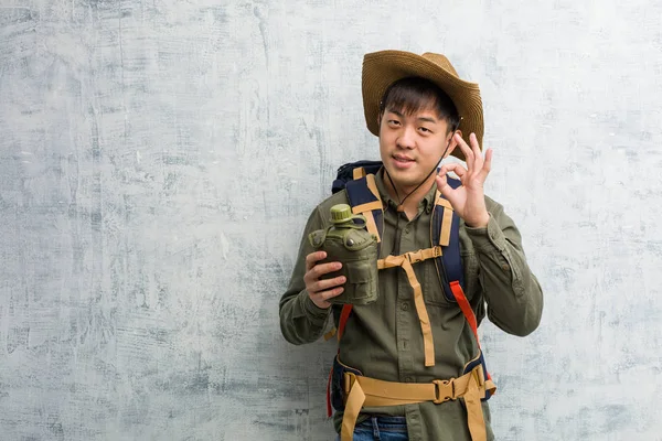 Młody Odkrywca Chiński Człowiek Wesoły Pewny Siebie Robi Gest — Zdjęcie stockowe