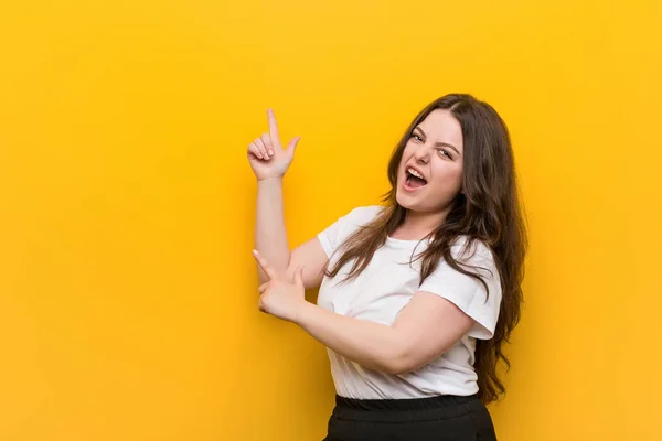 Jeune Femme Courbée Taille Pointant Avec Les Index Vers Espace — Photo