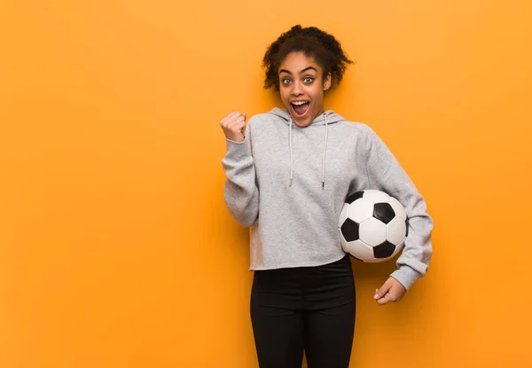 Mulher Negra Fitness Jovem Surpreso Chocado Segurando Uma Bola Futebol — Fotografia de Stock