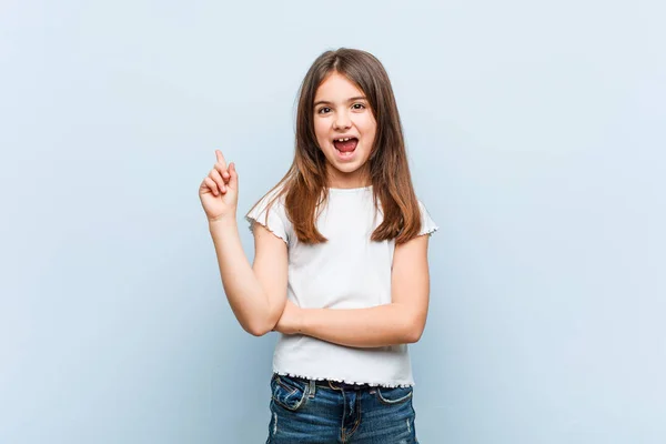 Linda Chica Sonriendo Alegremente Señalando Con Dedo Índice Distancia — Foto de Stock