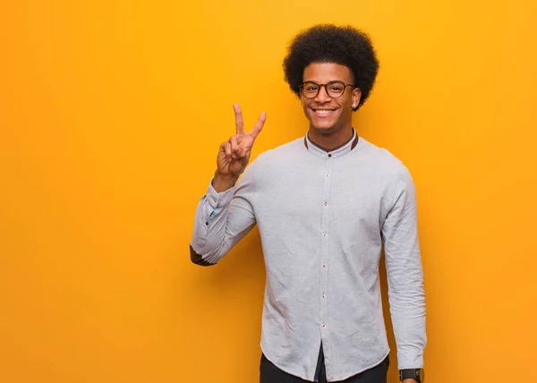 Jonge Afro Amerikaanse Man Een Oranje Muur Leuk Gelukkig Doen — Stockfoto