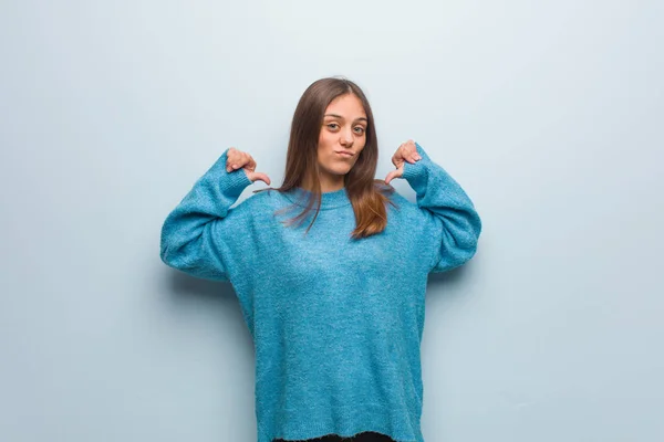 Jovem Mulher Bonita Vestindo Uma Camisola Azul Apontando Dedos Exemplo — Fotografia de Stock