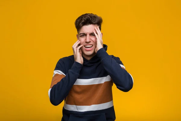 Jonge Coole Man Draagt Een Capuchon Jammerend Huilend Troosteloos — Stockfoto