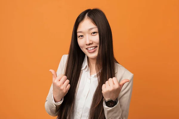 Joven Mujer China Negocios Levantando Ambos Pulgares Hacia Arriba Sonriendo — Foto de Stock