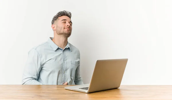 Jovem Homem Bonito Trabalhando Com Seu Laptop Toca Barriga Sorri — Fotografia de Stock