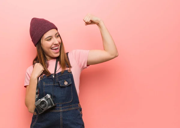 Joven Linda Fotógrafa Que Rinde — Foto de Stock