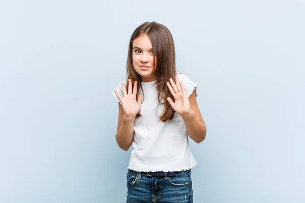 Menina Bonito Rejeitar Alguém Mostrando Gesto Nojo — Fotografia de Stock