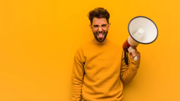 Genç Adam Elinde Bir Megafon Tutuyor Komik Dostça Bir Dil — Stok fotoğraf