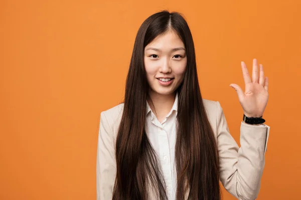 Jovem Mulher Chinesa Negócios Sorrindo Alegre Mostrando Número Cinco Com — Fotografia de Stock