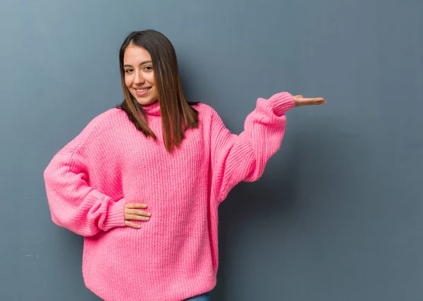 Joven Mujer Moderna Sosteniendo Algo Con Mano —  Fotos de Stock