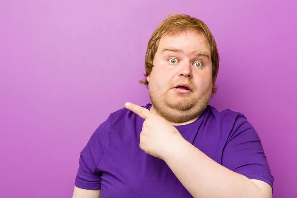 Young Authentic Redhead Fat Man Pointing Side — Stock Photo, Image