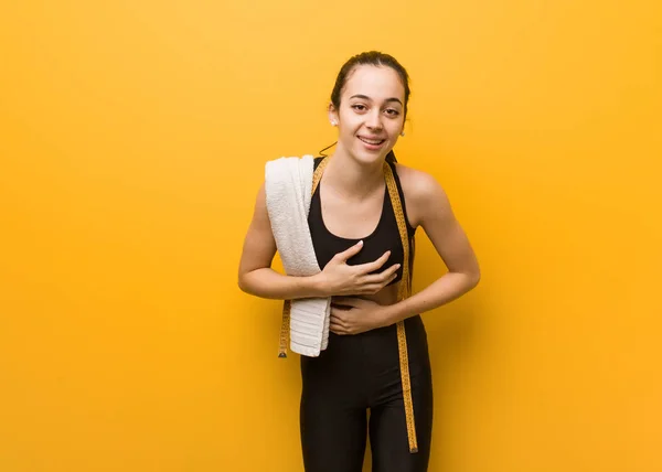 Joven Chica Fitness Riendo Divirtiéndose —  Fotos de Stock