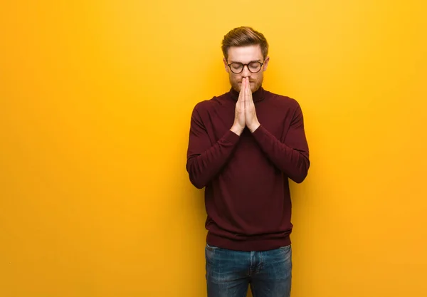 Joven Hombre Inteligente Rezando Muy Feliz Confiado — Foto de Stock