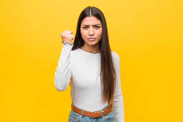 Молода Красива Арабська Жінка Жовтому Тлі Показує Кулак Камеру Агресивний — стокове фото