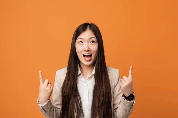 Νεαρή Κινέζα Επιχειρηματίας Δείχνει Δύο Μπροστινά Δάχτυλα Επάνω Δείχνοντας Ένα — Φωτογραφία Αρχείου