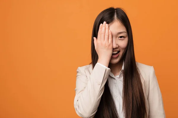 年轻的中国女人喜欢用手掌捂住半个脸 — 图库照片