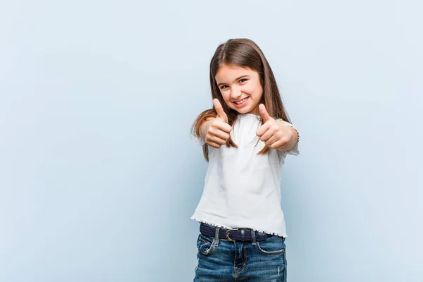 可爱的女孩竖起大拇指 欢呼的东西 支持和尊重的概念 — 图库照片