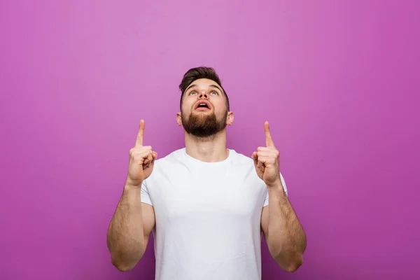 Jonge Knappe Blanke Man Die Ondersteboven Wijst Met Geopende Mond — Stockfoto