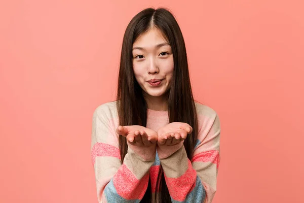 Jovem Mulher Chinesa Fresca Dobrando Lábios Segurando Palmas Para Enviar — Fotografia de Stock