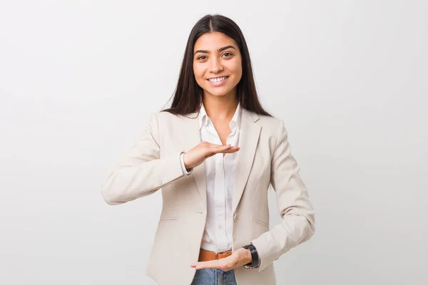 Jovem Empresária Árabe Mulher Isolada Contra Fundo Branco Segurando Algo — Fotografia de Stock