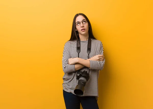 Ung Fotograf Kvinna Trött Och Uttråkad — Stockfoto