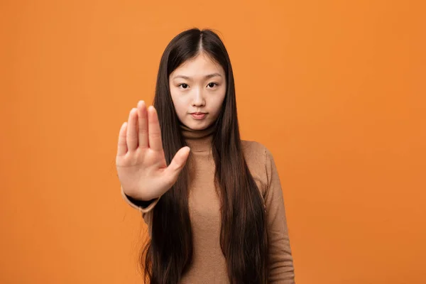 Ung Söt Kinesisk Kvinna Står Med Utsträckt Hand Visar Stoppskylt — Stockfoto