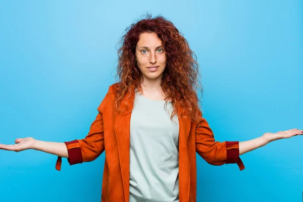 Jovem Ruiva Mulher Elegante Mostrando Uma Expressão Bem Vinda — Fotografia de Stock