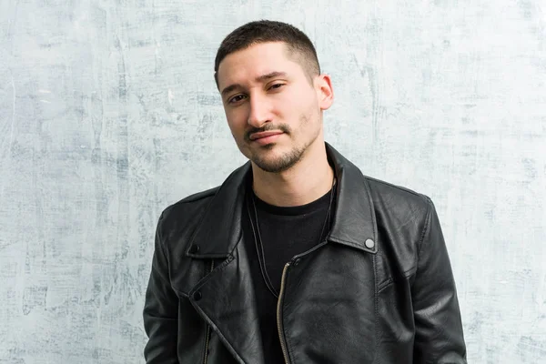 Genç rockçı göz kırpıyor, komik, arkadaş canlısı ve kaygısız.