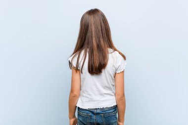 Arkadan sevimli kız, geriye bakıyor.