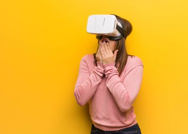 Sanal gerçeklik giyen genç tatlı bir kadın Google 'da tırnak yiyor, gergin ve çok endişeli.