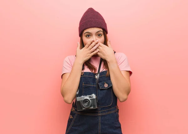 Junge Süße Fotografin Überrascht Und Schockiert — Stockfoto