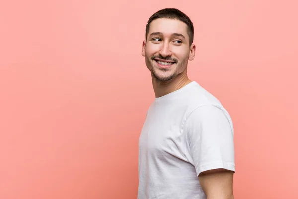 Joven Hombre Casual Mira Lado Sonriente Alegre Agradable — Foto de Stock