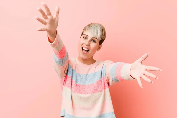 Young Natural Curvy Woman Feels Confident Giving Hug Camera — Stock Photo, Image