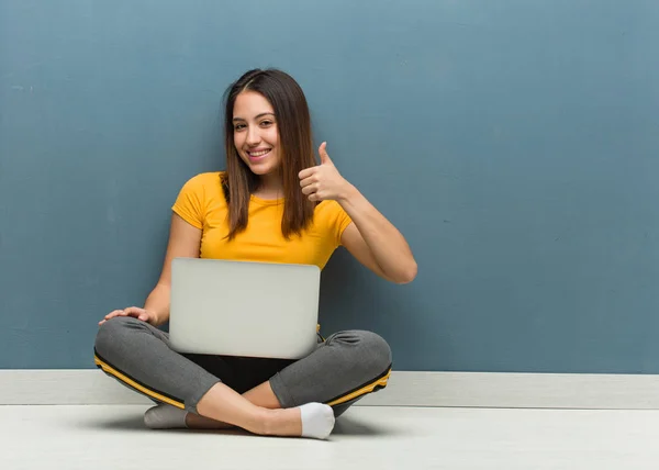 Young Woman Sitting Floor Laptop Smiling Raising Thumb — ストック写真