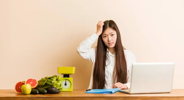 Jovem Nutricionista Mulher Chinesa Trabalhando Com Seu Laptop Sendo Chocado — Fotografia de Stock