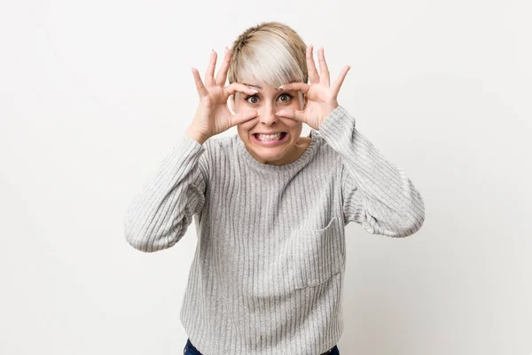 Jonge Ronde Blanke Vrouw Geïsoleerd Witte Achtergrond Houden Ogen Geopend — Stockfoto