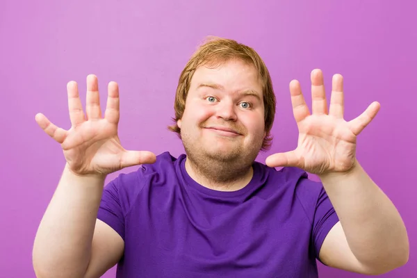 Νεαρός Αυθεντικός Κοκκινομάλλης Χοντρός Που Δείχνει Νούμερο Δέκα Χέρια — Φωτογραφία Αρχείου