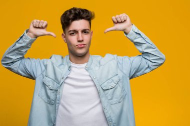 Kot gömlek giyen genç yakışıklı öğrenci gururlu ve kendinden emin hissediyor, örnek olarak..