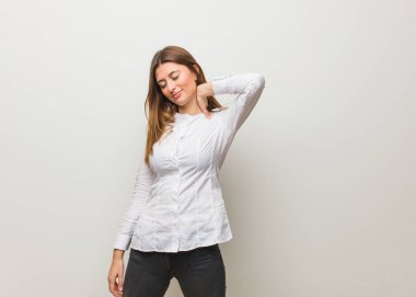 Boyun ağrısı çeken genç rus kız