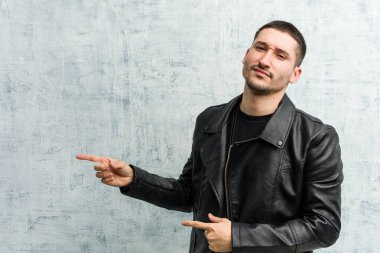 Genç rockçı, işaret parmağıyla işaret ettiği için heyecanlı..