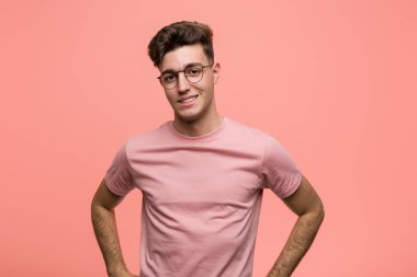 Genç, havalı, beyaz, kendine güvenen, ellerini kalçasından ayırmayan bir adam..