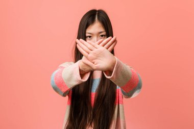 Genç havalı Çinli kadın inkar jesti yapıyor.