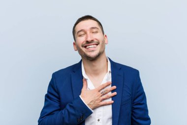 Genç beyaz adam elini göğsüne koyduğunda kahkahalar atıyor..