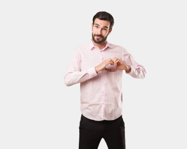 Yakışıklı delikanlı bir kalp şekli elle yapıyor