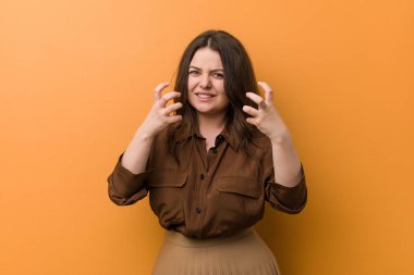 Genç kıvrımlı Rus kadın gergin elleriyle çığlık atıyor..